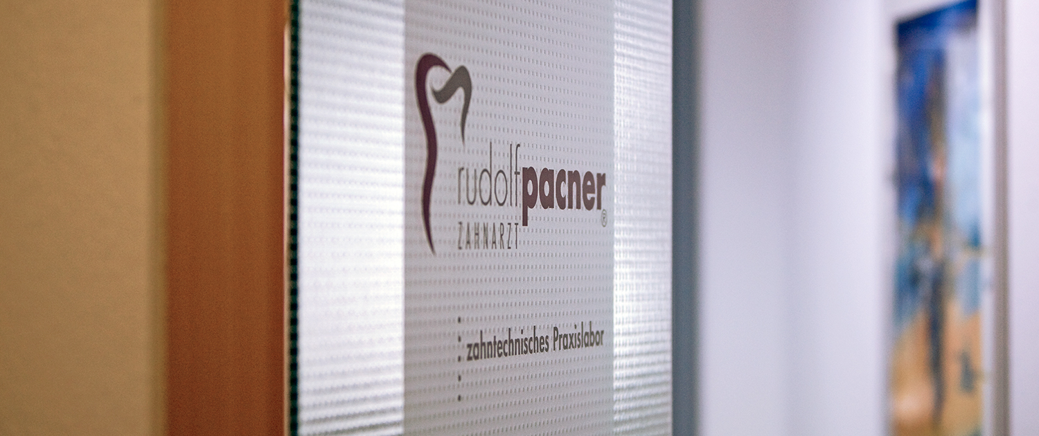 Tür zum zahntechnischen Labor mit Logo Zahnarzt Rudolf Pacner