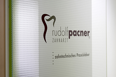 Tür zum zahntechnischen Labor mit Logo Zahnarzt Rudolf Pacner